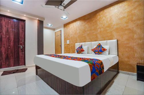 um quarto com uma cama grande num quarto em FabHotel Olive Stay Inn em Nagpur