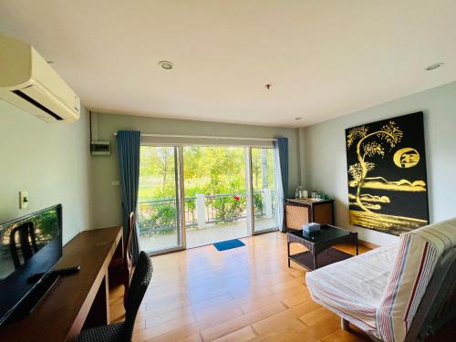 - un salon avec un canapé et une table dans l'établissement PJ Guest House, à Chiang Rai