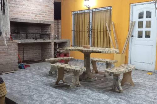 una mesa de picnic y bancos en una habitación en Hospedaje La Ushuta Negra in 