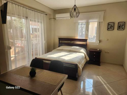 1 dormitorio con cama, mesa y sidx sidx sidx de mesa en George's Apartment en Volos