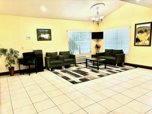 a living room with couches and a piano at Cozy Inn in Centralia