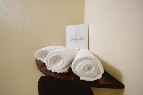 dos toallas en un estante en una habitación en Guitarra Inn, en Puerto Escondido