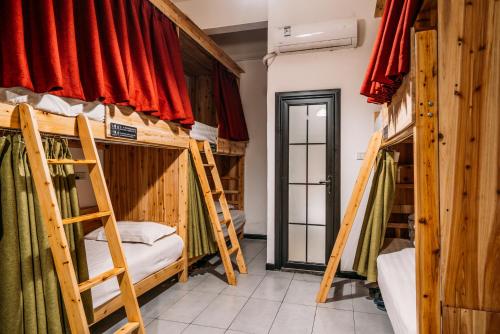 Un ou plusieurs lits dans un hébergement de l'établissement Chengdu Flipflop Hostel - Right Next To Taikooli & Metro - Chill & Social Rooftop Garden Bar - Free Activities - Friendly English Speaking Staff - Tibet, Panda, Buddha & Snow Mountain Tours