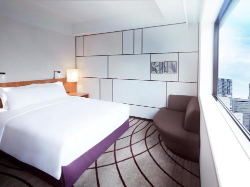 大阪的住宿－大阪全日空皇冠假日酒店，一间卧室配有一张床和一张沙发