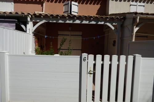 Gallery image of "Azur & Soleil 6" -Duplex en rez de jardin -Parking-Plage Richelieu à 400m in Cap d'Agde