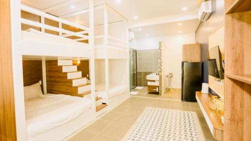 een slaapkamer met een stapelbed en een badkamer bij Kiwi's Homestay & Cafe in Ấp Khánh Phước (1)
