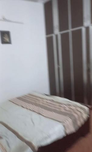 un primer plano de una cama en una habitación en The New Grand INN, en Gorakhpur