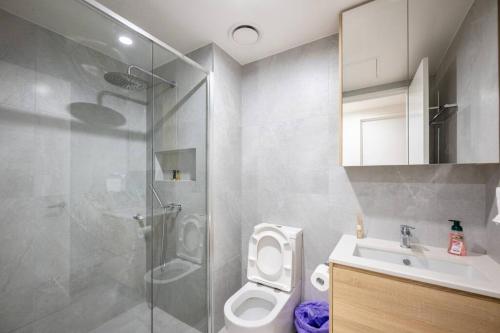 Et badeværelse på Two bedroom Apartment Next to Canberra Centre