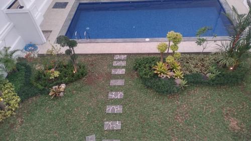 un patio trasero con piscina y jardín en Fernasya House 2, en Yogyakarta
