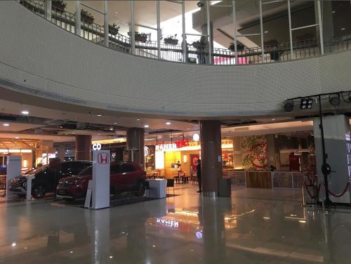 un centro comercial con coches estacionados dentro de un edificio en kalibata city en Yakarta