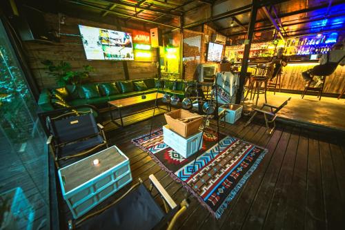 Coin salon dans l'établissement Chengdu Flipflop Hostel - Right Next To Taikooli & Metro - Chill & Social Rooftop Garden Bar - Free Activities - Friendly English Speaking Staff - Tibet, Panda, Buddha & Snow Mountain Tours