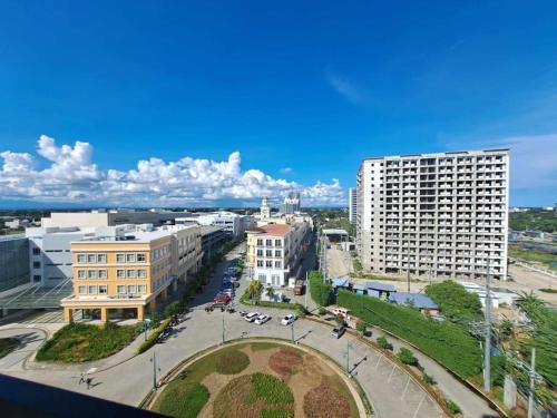 uma vista aérea de uma cidade com edifícios em Saint Honore Executive 1 Full bed, 1 Sofa bed 1 Pull out bed 2BR em Iloilo City