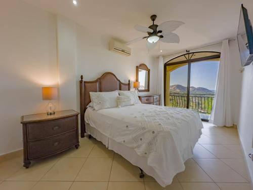 um quarto com uma cama e uma janela com vista em Ocean View Lux And Style Condo em Coco