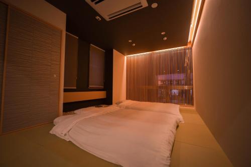 a bedroom with a large white bed in a room at Ryoan / Vacation STAY 80251 in Otaru