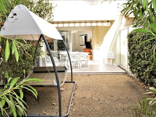 Studio climatisé, accès piscine, terrasse, proche plage et commerces - FR-1-226B-179