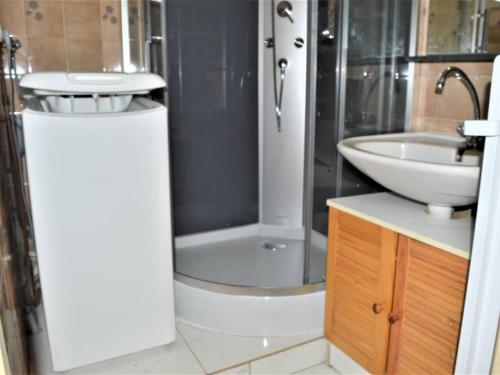 Koupelna v ubytování Studio climatisé, accès piscine, terrasse, proche plage et commerces - FR-1-226B-179