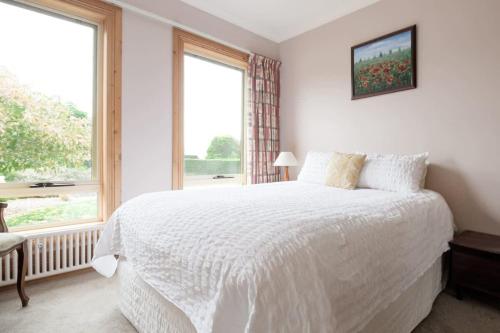 Llit o llits en una habitació de Rural Apartment with Stunning Views