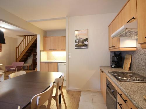 une cuisine avec une table et une salle à manger dans l'établissement Mont-Dore : Duplex T3 avec Parking, à 300m du centre - FR-1-608-268, à Le Mont-Dore