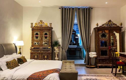 1 dormitorio con 1 cama grande y vestidor en Peranakan Suites Georgetown, en George Town