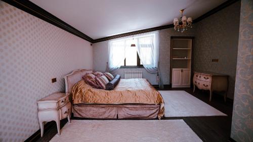 sypialnia z łóżkiem i oknem w obiekcie ALDONZA CHALET Akkol w mieście Aqköl