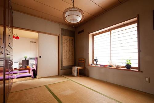 Postel nebo postele na pokoji v ubytování 川と森の静かな街に朝陽の見える部屋 無料駐車場