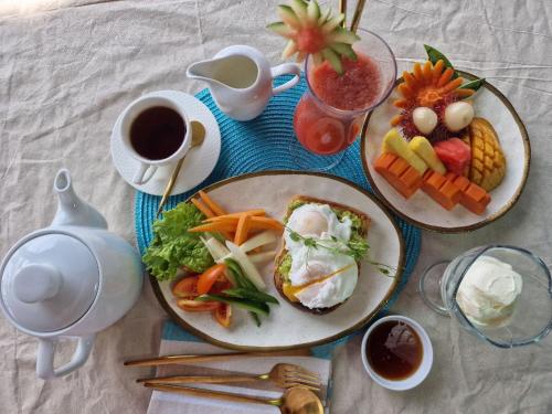 een tafel met drie borden eten en een kop koffie bij Panorama Beach Hotel in Tangalle