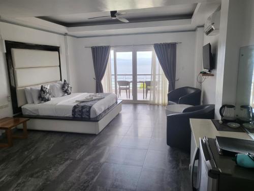 Katil atau katil-katil dalam bilik di Manarra Sea View Resort