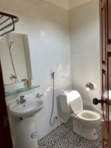 La salle de bains est pourvue de toilettes et d'un lavabo. dans l'établissement The Memory villa, à Mộc Châu