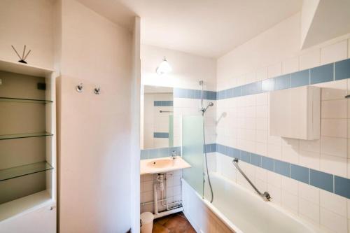 une salle de bain avec une baignoire et un lavabo dans l'établissement La Résidence du Golf - maeva Home - Appartement 2 pièces 4 personnes - Sélection MAE-3074, à Deauville