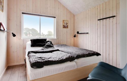 una camera con due letti e una finestra di Lovely Home In Bogense With House Sea View a Bogense