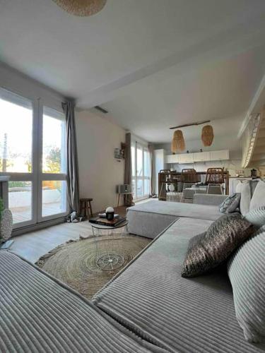 un salon avec un canapé et une table dans l'établissement Ivissa cosy calme y confortable, à Canet