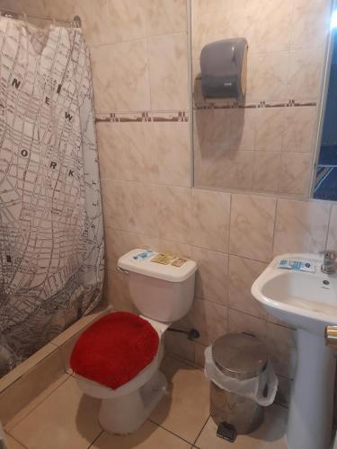 uma casa de banho com um WC e um lavatório em Hostal batuco em Viña del Mar