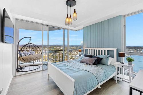 - une chambre avec un lit et un balcon dans l'établissement "Boutique Sky Villa" by Inn Paradise, à Gold Coast