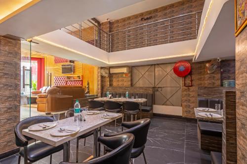 Hotel Mahajan International, Delhi Airport tesisinde bir restoran veya yemek mekanı