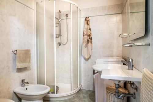 uma casa de banho com um chuveiro, um WC e um lavatório. em Villa Rosanna em Castiglione della Pescaia