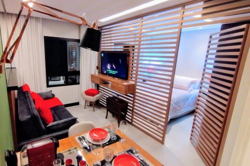 Hotel MRC PINHEIROS- The Best Excellence Duplex Studio Pinheiros - Red Velvet Deluxe Edition - First Class - By LuXXoR tesisinde bir televizyon ve/veya eğlence merkezi