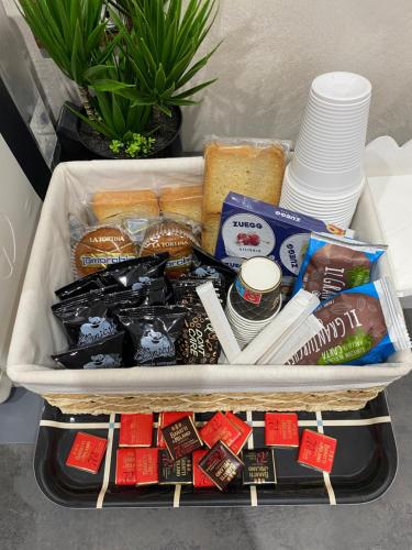 una cesta llena de diferentes tipos de alimentos en La Marchesina House, en Misterbianco