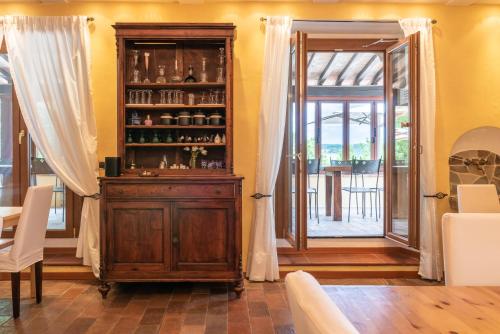 a room with a wooden cabinet and a glass door at B&B Villa Cardeto in Anghiari