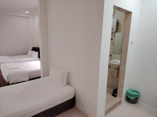 Una cama o camas en una habitación de Mersing Maple Villa