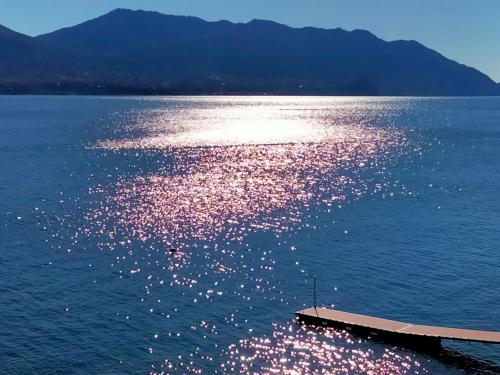een pier in het midden van een grote hoeveelheid water bij Appartamento AZZURRO in Cannobio