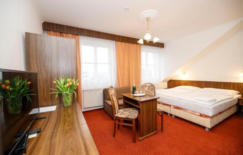 Un pat sau paturi într-o cameră la Penzion Pomnenka