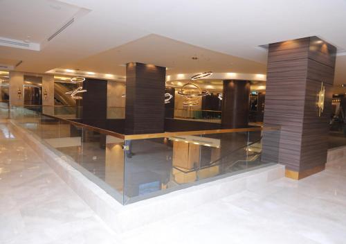 a lobby of a building with a lobbyasteryasteryasteryasteryasteryasteryasteryastery at فندق بوابة منى in Al ‘Azīzīyah