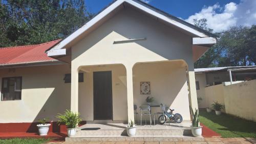 una pequeña casa con una bicicleta estacionada frente a ella en Tellis Villa en Arusha