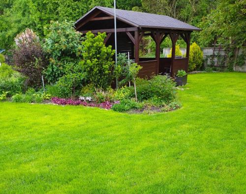 um jardim com um gazebo num quintal em Pokoje Gościnne LaMa Gołuchów em Gołuchów