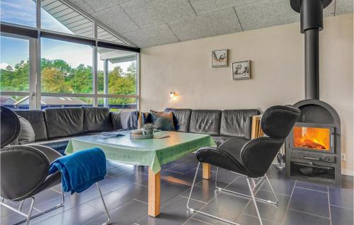 un soggiorno con un divano, un tavolo e delle sedie di Lovely Home In Aabenraa With Kitchen a Aabenraa
