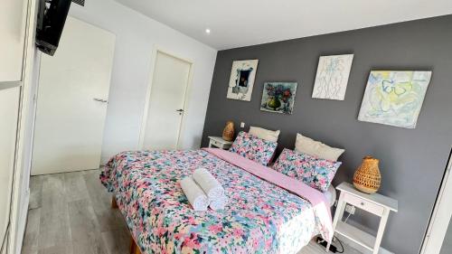 um quarto com uma cama com um edredão colorido e almofadas em Center City, PUERTA DEL SOL em Madri