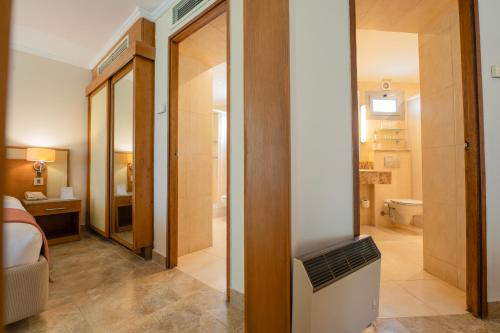Um banheiro em Jolie Ville Hotel & Spa Kings Island Luxor