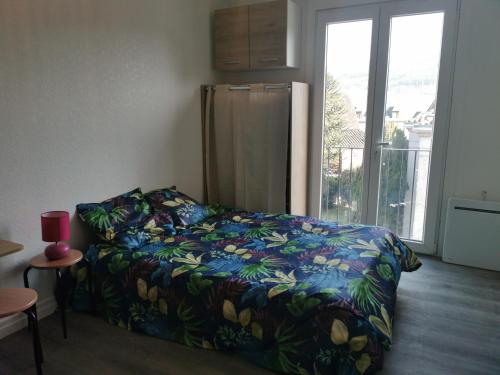- une chambre avec un lit et un réfrigérateur dans l'établissement le cosy du beau lieu immozen 46, à Beaulieu-sur-Dordogne