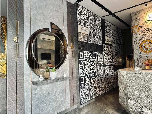 uma casa de banho com um espelho na parede em My Home Hotel Pontianak em Pontianak