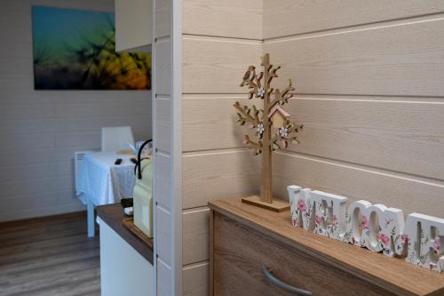 ein Zimmer mit einer Holzwand mit einem Baum auf der Theke in der Unterkunft Relax Home in Csopak
